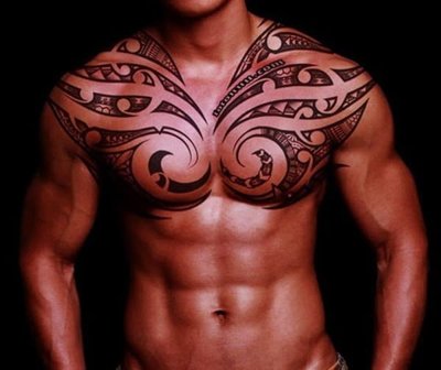  Tatouage maori, polynésien sur le haut du torse